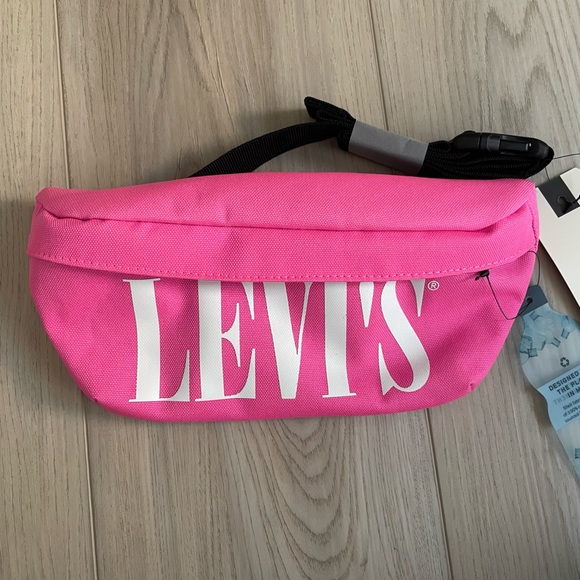 Levi’s Vinyl Crossbody Bag in Barbie Pink! Brand New/never used, with tags) - Picture 1 of 2